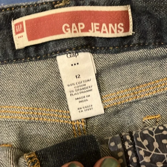 Gap denim skirt with 2 front & 2 back pockets. - Picture 6 of 9